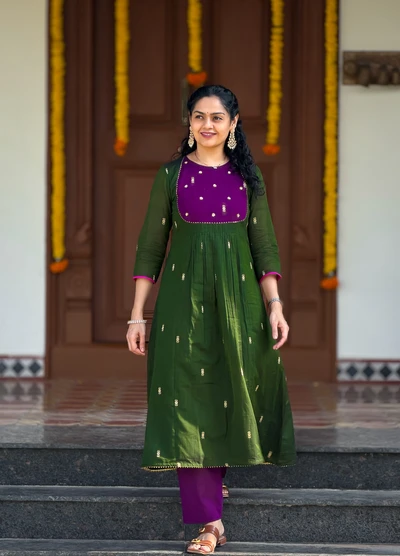 Peacock Green Handloom Hand-Embroidered Kurta Set